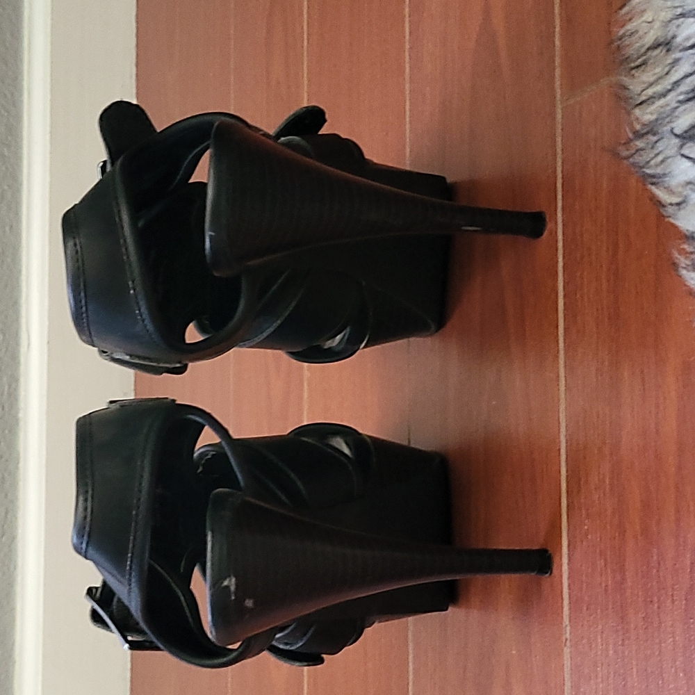 Heels - Picture 2 of 3